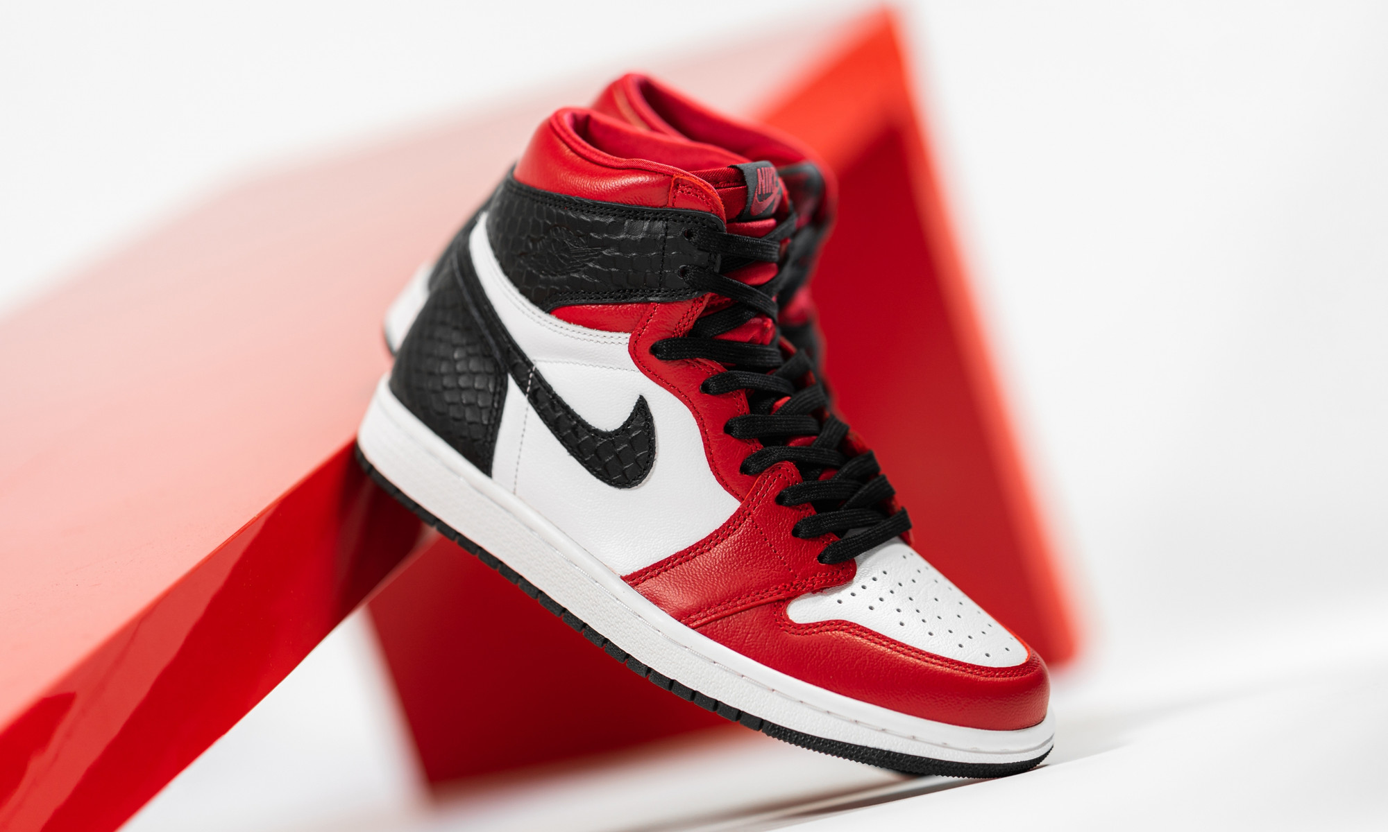 aj1 satin snake