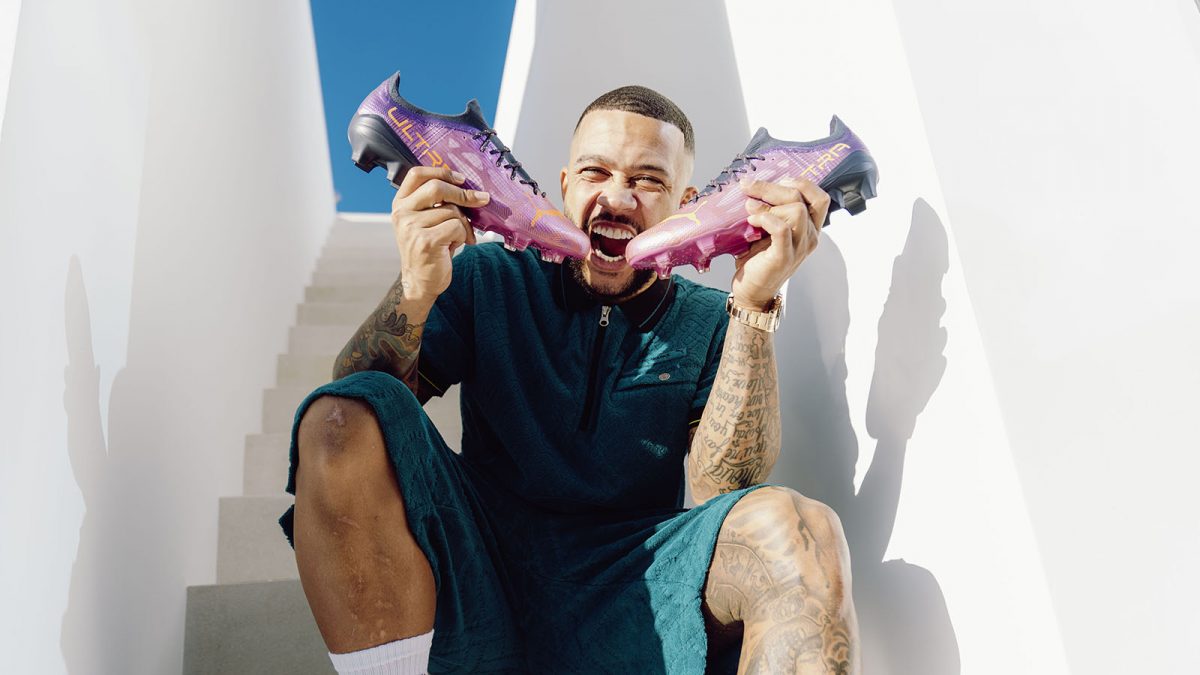 The harness with flowers Louis Vuitton of Memphis Depay in the Canal  Football Club du 27 October 2019